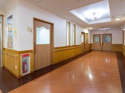 落ち着いた雰囲気の廊下