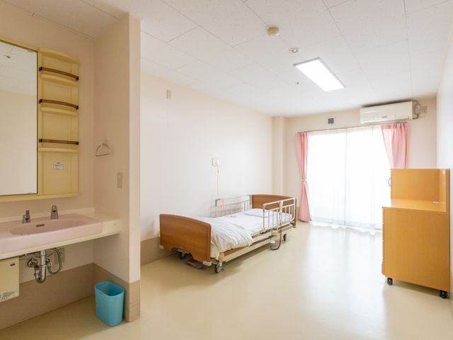 広々とした居室 居室 広々とした明るい居室で、自然光が心地よく入ります。快適な環境でリラックスできます。