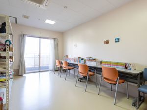 多目的室の明るい窓辺