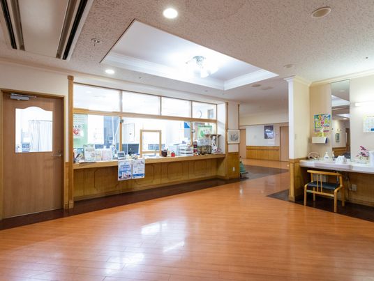 明るい受付のエントランス