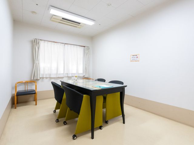 会議用の静かな部屋 多目的室 広々とした空間で、自然光が差し込む明るさが心地よい部屋です。会議や打ち合わせに最適です。