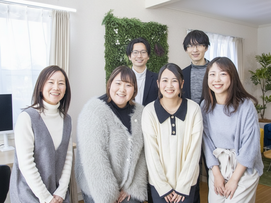 笑顔のスタッフが並ぶリビング  