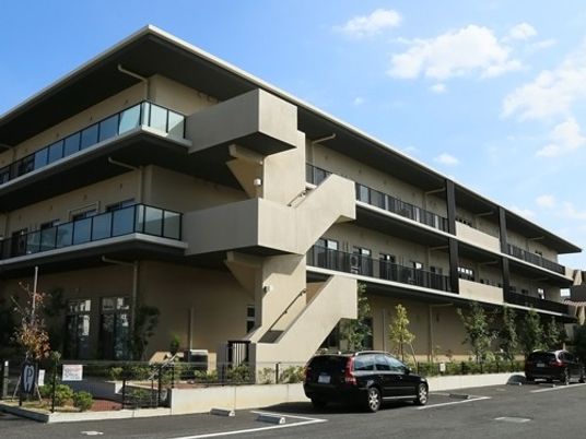 3階建ての外観  