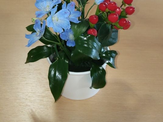 花飾りのテーブル  