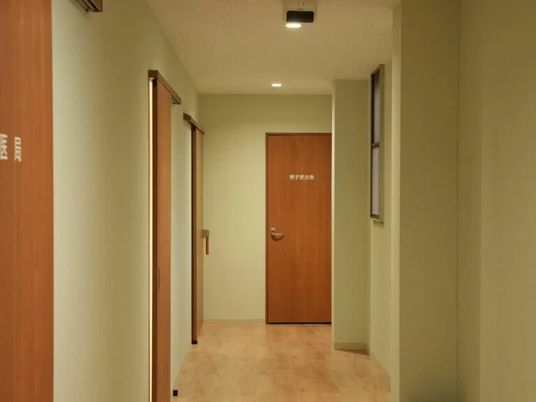 廊下の奥に扉がある廊下  