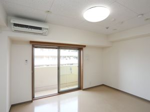 明るい居室の空間