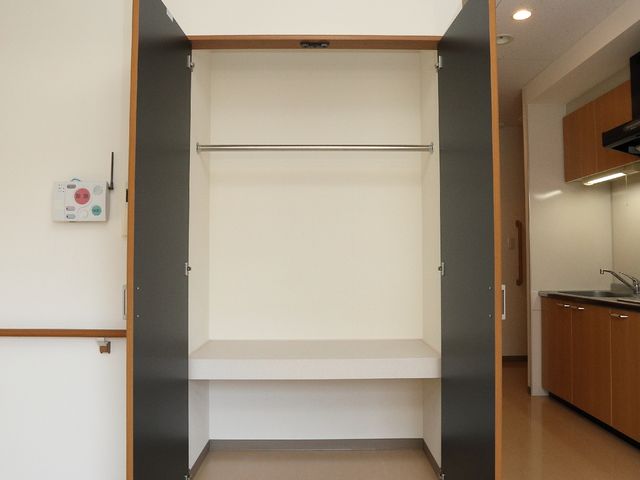 収納とキッチンのある部屋 クローゼット 広々とした清潔な居室が特徴で、収納スペースも十分に備えています。快適なキッチンスペースも併設しており、自炊を楽しみたい方にも適しています。