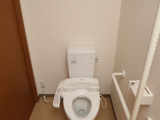 バリアフリー対応のトイレ トイレ 手すり付きで安全性を考慮した清潔なトイレです。快適にご使用いただけるよう、配慮が行き届いています。