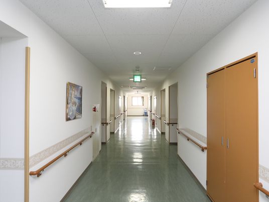 清潔な施設の廊下