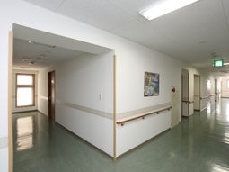 清潔感のある広々廊下