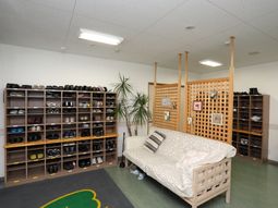 エントランスの靴棚とベンチ