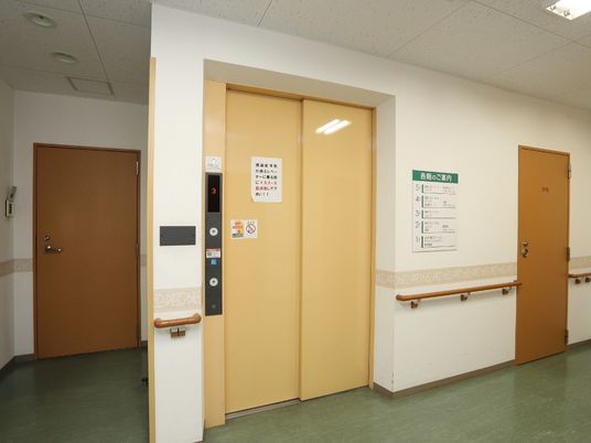 清潔な廊下のエレベーター
