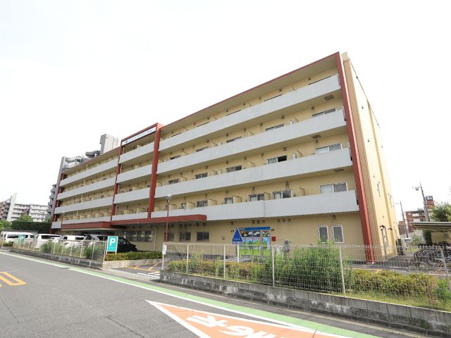 多階層の建物外観 建物の周り 広々とした外観の建物です。この明るく開放的な環境で、私たちと一緒に働きませんか。