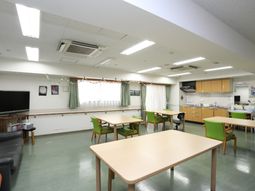 共有スペースの明るい部屋