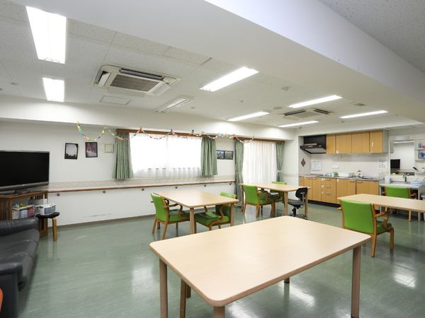 共有スペースの明るい部屋