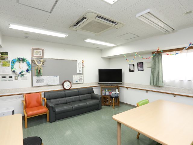 快適な休憩室 休憩室 暖かな光が差し込む休憩室で、大型のテレビを利用しながら、ゆったりとした時間を過ごせます。ソファーは広々としていて、皆様の憩いの場となっております。