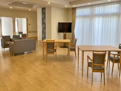 自然光が入る広々リビング