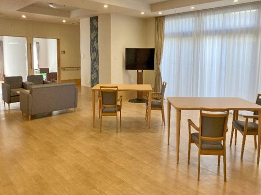 自然光が入る広々リビング