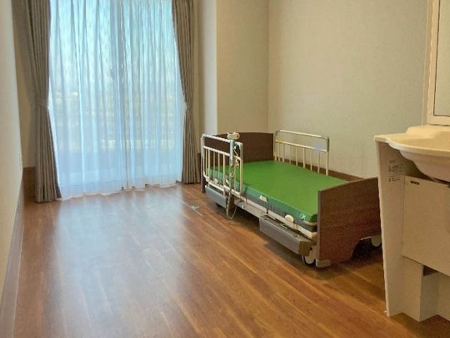 広々とした居室 居室   自然光が差し込む居室です。木目調の床が暖かさを感じさせ、快適な環境を提供します。