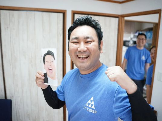 笑顔のスタッフがいる居室  