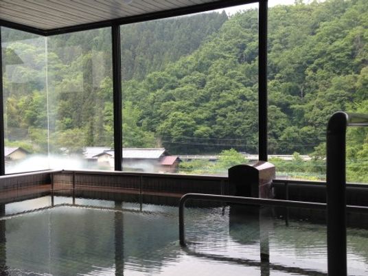 自然を望む浴室
