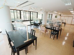 ガラス仕切りの明るい食堂