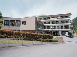 緑に囲まれた施設外観