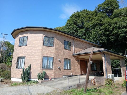レンガ調の建物外観  