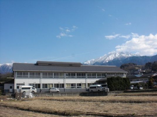 施設の外観と山並み  