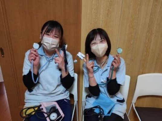 スタッフ2人の待機室  
