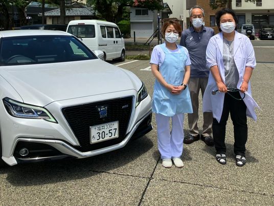 送迎車と職員の外観  