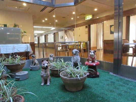 動物の置物が並ぶ通路