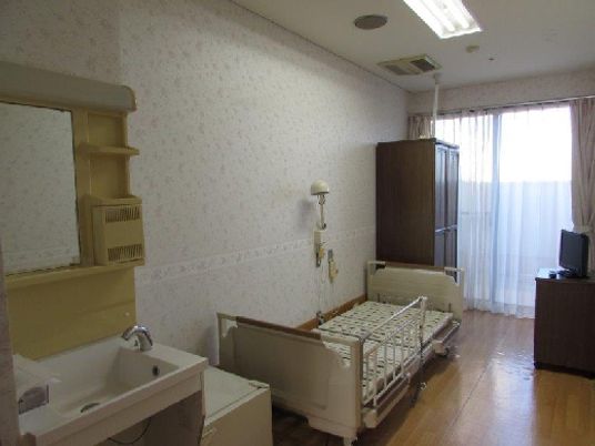 明るい個室の居室