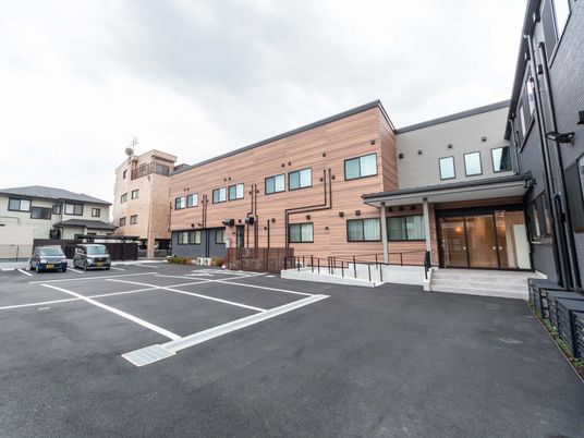 駐車場が広がる外観