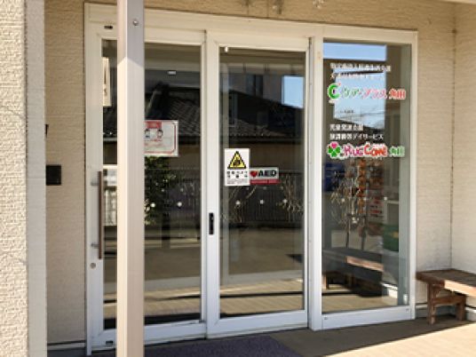 広い出入口のエントランス