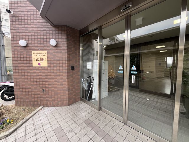 エントランス入口 エントランス 広々とした出入口があり、車椅子でも快適に通行できる設計になっています。