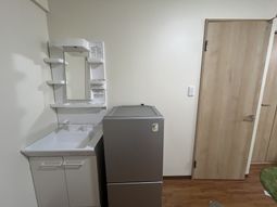 洗面台と冷蔵庫のある部屋
