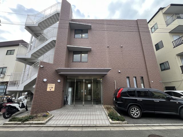 モダンな建物の外観 外観 円滑な車椅子アクセスが可能な、広めのエントランスです。施設の清潔感が際立っています。
