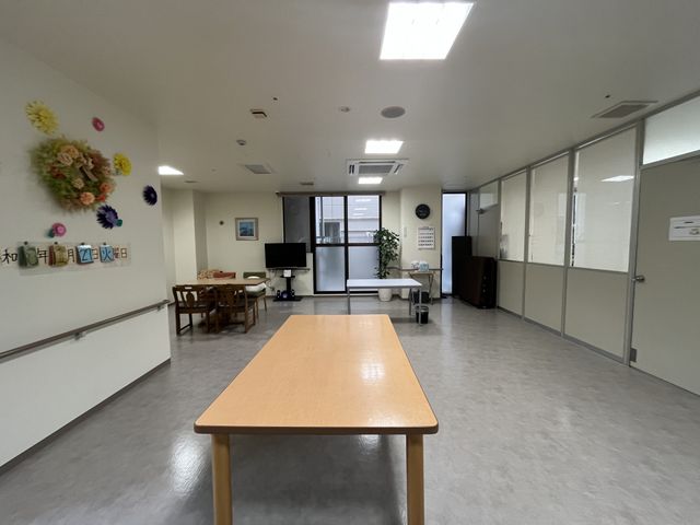 広々とした室内 多目的室 開放的なスペースでは、様々な活動が可能です。自然光が入る快適な環境が整っています。