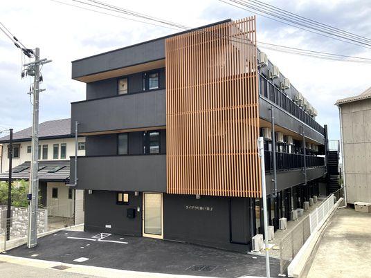 黒い外観の建物