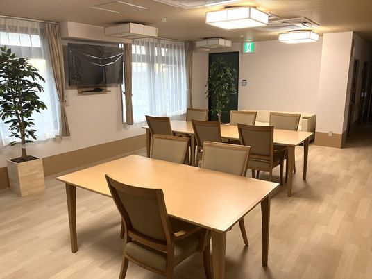 窓際の明るいダイニング