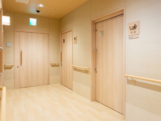 温かみのある廊下 廊下 温かみのある木目調の廊下です。安全に配慮した手すりが設置されています。