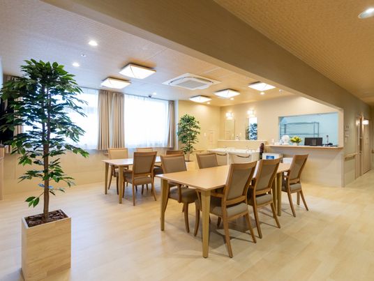 明るいダイニングの部屋