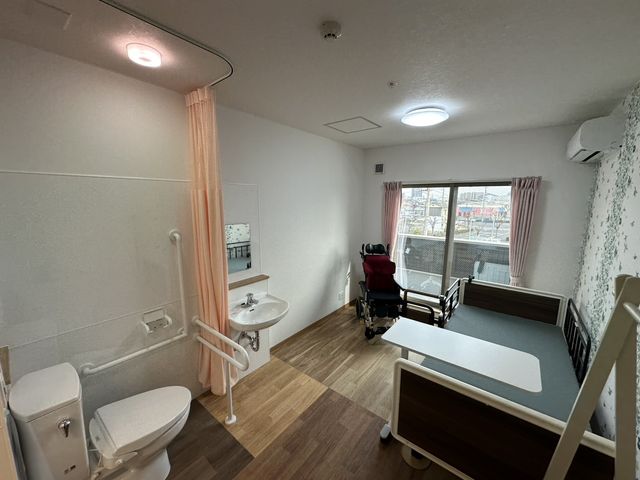 明るい洋室 居室 自然光が差し込む、広々とした洋室です。快適に過ごせる設備が整っています。