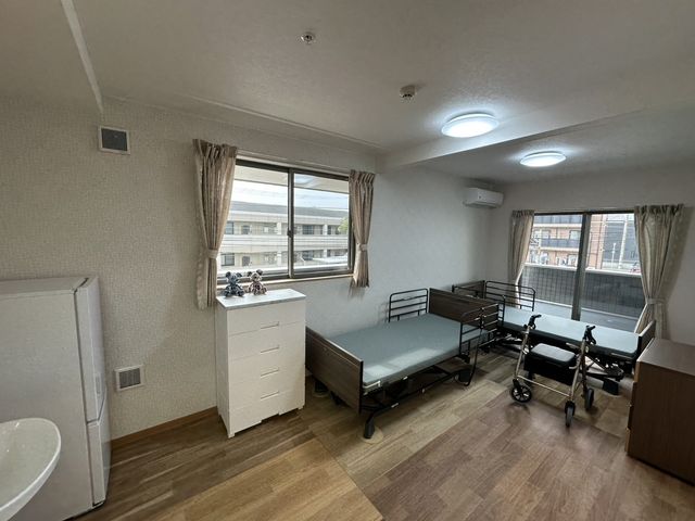 明るい部屋の居室 居室 窓から明るい光が差し込む居室です。快適な環境で、くつろぎのひとときを過ごせます。