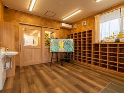 木目調の広い内観