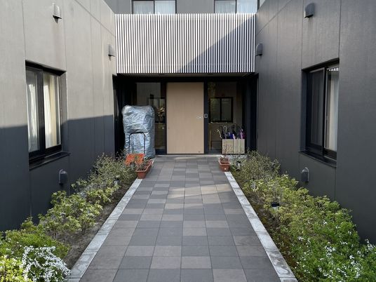 植栽沿いのエントランス  