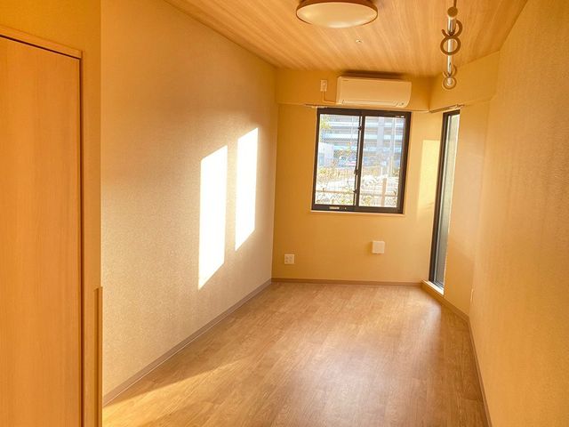 明るい居室 居室   窓から自然光が差し込む、明るくすっきりした居室です。木目調の床で、落ち着いて過ごしやすい印象です。