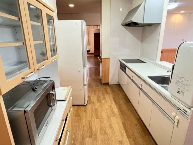 明るいキッチン キッチン   通路幅にゆとりがあり、両側に収納と調理台を備えたキッチンです。家事動線を確認しやすく、働く場のイメージがしやすいです。