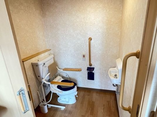 手すり付きトイレ  